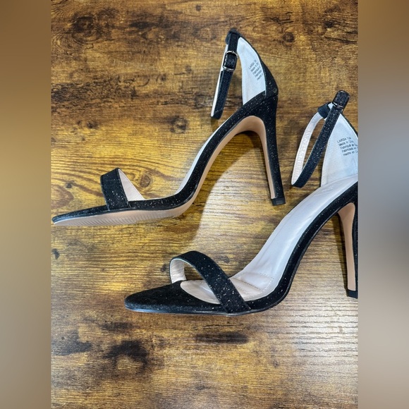 Elegant Black High Heel Sandals - Picture 2 of 5